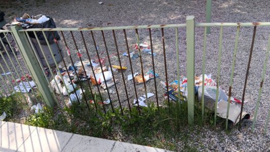 Νεάπολη: Γεμάτη σκουπίδια η παιδική χαρά - Αγανάκτηση από γονείς ΦΩΤΟ