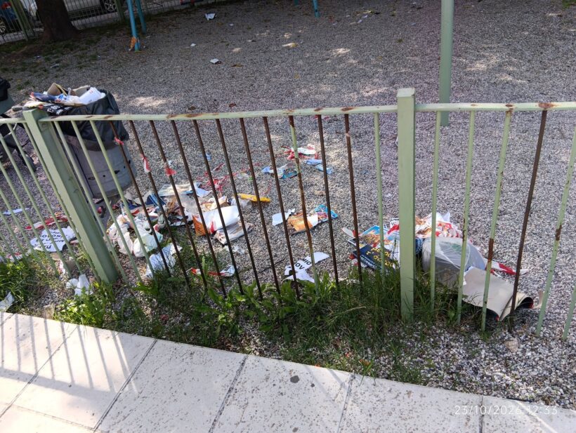 Νεάπολη: Γεμάτη σκουπίδια η παιδική χαρά - Αγανάκτηση από γονείς ΦΩΤΟ 4 Νεάπολη: Γεμάτη σκουπίδια η παιδική χαρά - Αγανάκτηση από γονείς ΦΩΤΟ