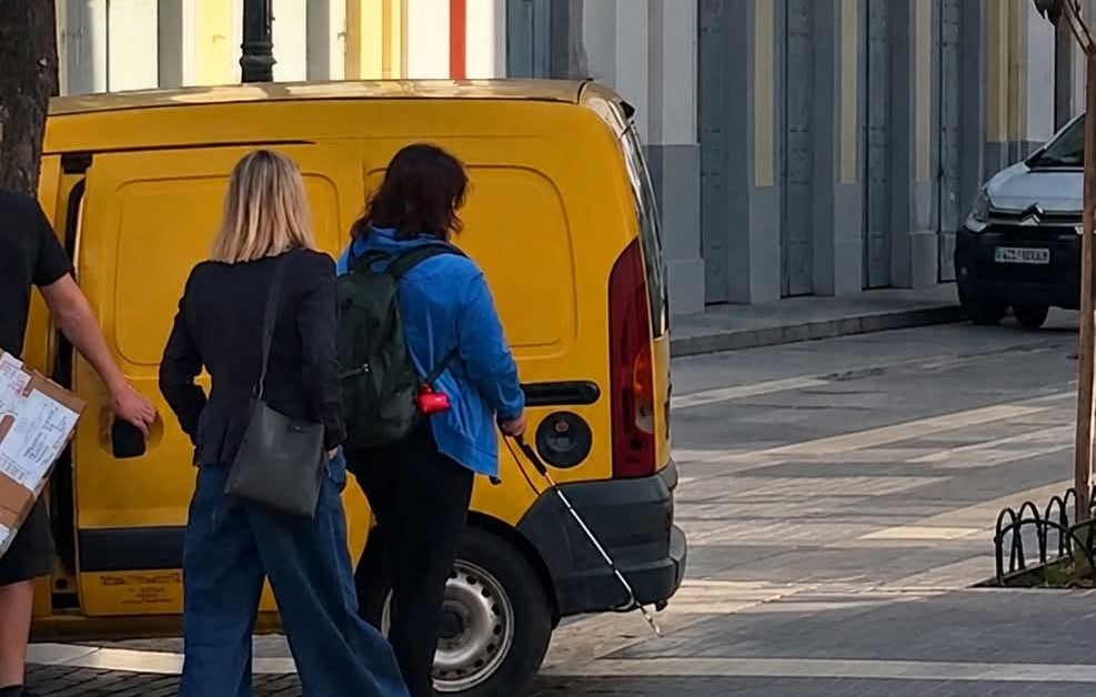 Πάτρα: Τυφλή πεζή «έπεσε» πάνω σε αυτοκίνητο παρκαρισμένο στον ειδικό διάδρομο ΦΩΤΟ