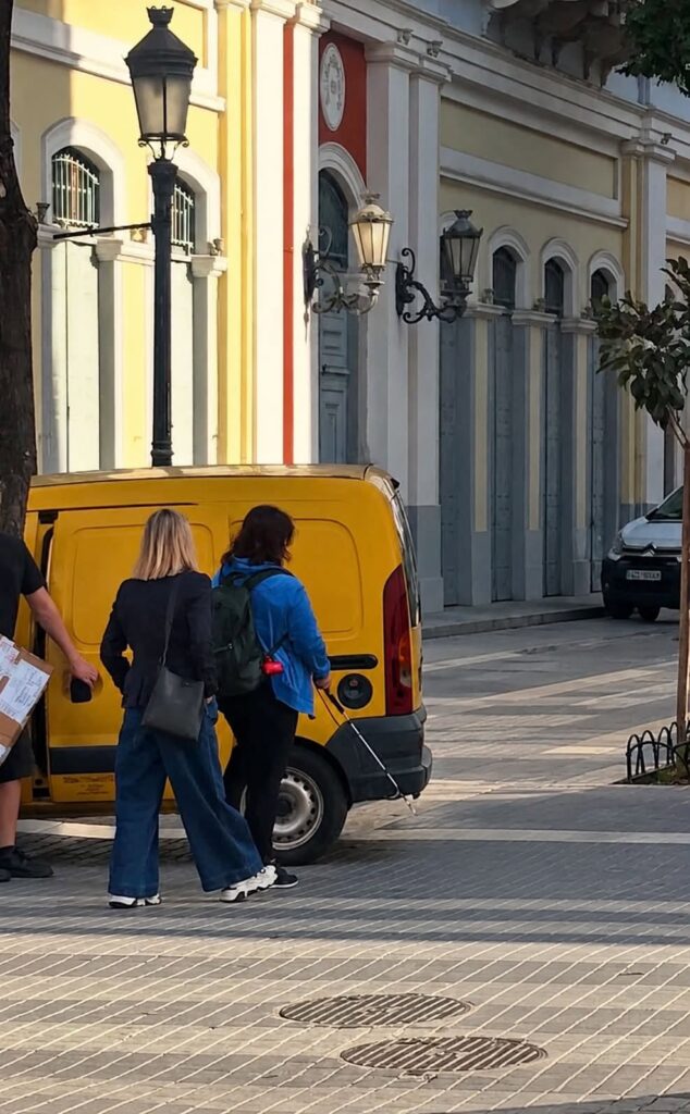 Πάτρα: Τυφλή πεζή «έπεσε» πάνω σε αυτοκίνητο παρκαρισμένο στον ειδικό διάδρομο ΦΩΤΟ