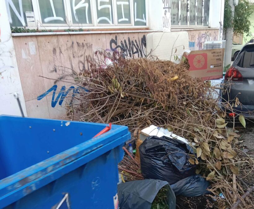 Μαύρο χάλυβας με κάδο και σπασμένο καδούσι πίσω από το σήμα του ΟΤΕ