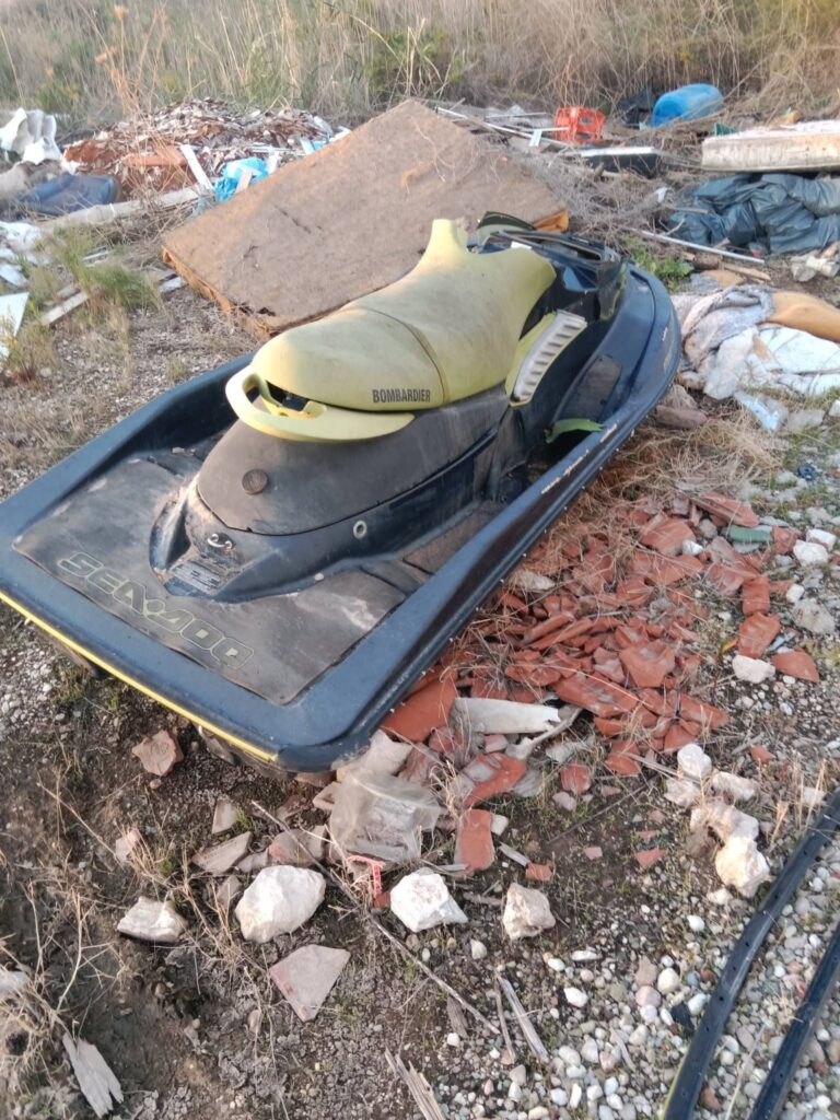 Πάτρα: Μέχρι και Jet Ski πεταμένο σε χωματερή κάτω από τη Γέφυρα του Νέου Λιμανιού ΦΩΤΠΟ 7 Πάτρα: Μέχρι και Jet Ski πεταμένο σε χωματερή κάτω από τη Γέφυρα του Νέου Λιμανιού ΦΩΤΠΟ