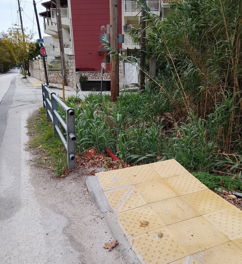 Καστελόκαμπος: Κακοτεχνία σε νέο πεζοδρόμιο που σταματά σε ποτάμι ΦΩΤΟ