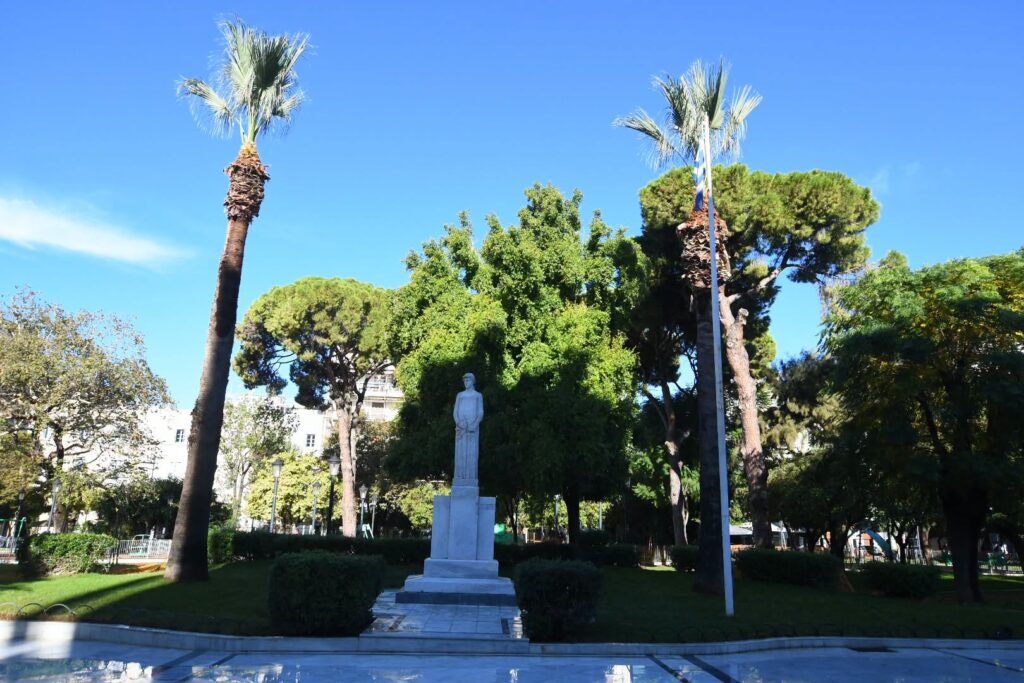 Πάτρα: Πλύσιμο μαρμάρων και πεζοδρομίων για τις τελετές της 28ης Οκτωβρίου ΦΩΤΟ
