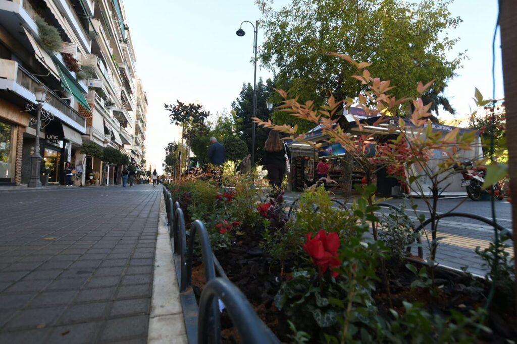 Πάτρα: Πράσινες παρεμβάσεις και μεταλλικές κατασκευές στον Πεζόδρομο της Μαιζώνος ΦΩΤΟ