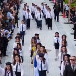 Αίγιο: Πρωτοτυπία στη παρέλαση με μαθητικές «τριάδες» λόγω πλάτους του δρόμου ΦΩΤΟ
