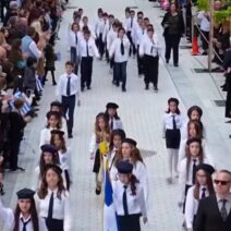 Αίγιο: Πρωτοτυπία στη παρέλαση με μαθητικές «τριάδες» λόγω πλάτους του δρόμου ΦΩΤΟ 1 Αίγιο: Πρωτοτυπία στη παρέλαση με μαθητικές «τριάδες» λόγω πλάτους του δρόμου ΦΩΤΟ
