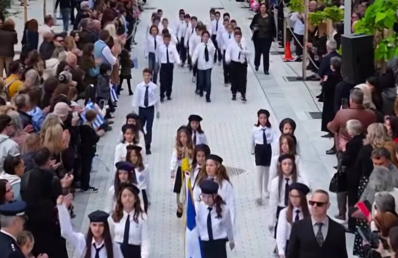 Αίγιο: Πρωτοτυπία στη παρέλαση με μαθητικές «τριάδες» λόγω πλάτους του δρόμου ΦΩΤΟ 4 Αίγιο: Πρωτοτυπία στη παρέλαση με μαθητικές «τριάδες» λόγω πλάτους του δρόμου ΦΩΤΟ
