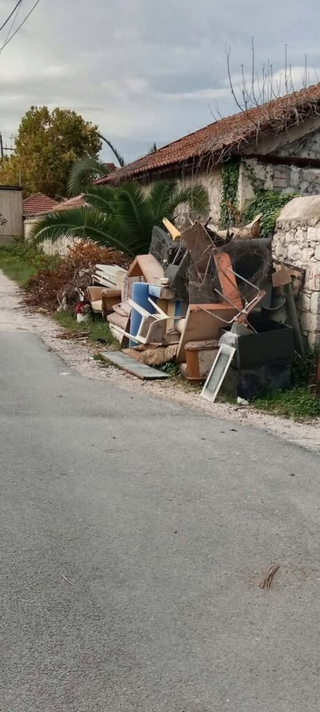 Πάτρα: Σωροί από σκουπίδια και κλαδέματα πίσω από τα Παλαιά Σφαγεία ΦΩΤΟ