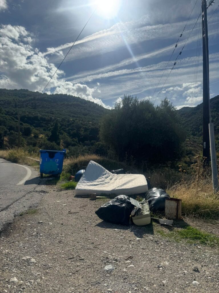 Ακράτα: Στρώματα, έπιπλα ακόμα και καμπινές στους δρόμους ΦΩΤΟ 6 Ακράτα: Στρώματα, έπιπλα ακόμα και καμπινές στους δρόμους ΦΩΤΟ