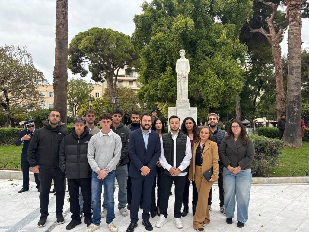 Πάτρα: Κατάθεση στεφάνου από την ΟΝΝΕΔ Αχαΐας στο Μνημείο Ελευθερίας ΦΩΤΟ