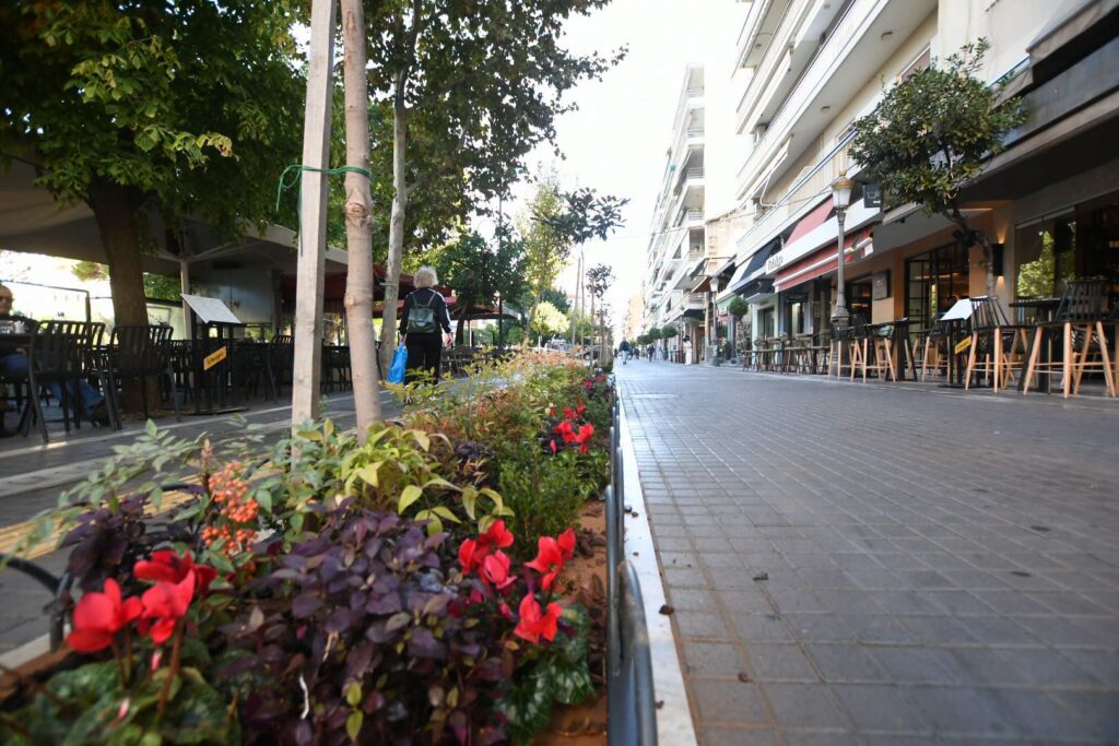 Πάτρα: Πράσινες παρεμβάσεις και μεταλλικές κατασκευές στον Πεζόδρομο της Μαιζώνος ΦΩΤΟ