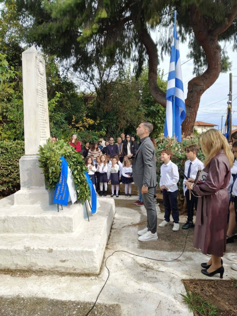 Παρέλαση και κατάθεση στεφάνων από την «Ένωση Τέμενης» ΒΙΝΤΕΟ-ΦΩΤΟ