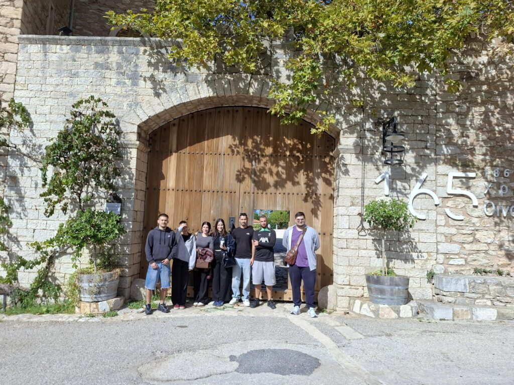 Σπουδαστές «Τεχνολογίας και Ελέγχου Τροφίμων και Ποτών» στην ιστορική Οινοποιία Achaia Clauss ΦΩΤΟ