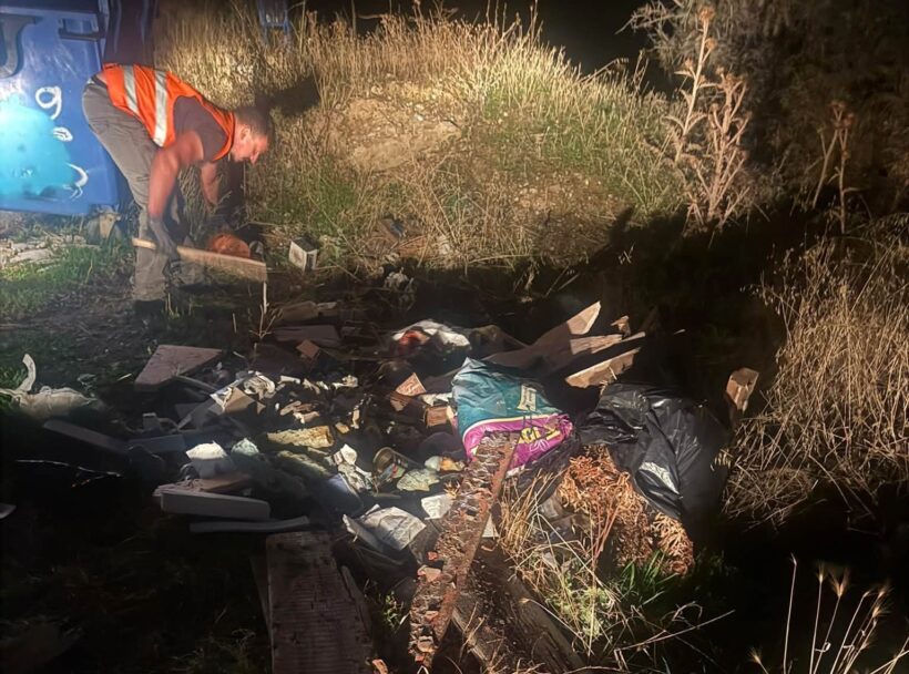 Ακράτα: Στρώματα, έπιπλα ακόμα και καμπινές στους δρόμους ΦΩΤΟ 4 Φωτογραφία των στρωμάτων, παλαιών επίπλων και καμπινών στο δρώμα τ…