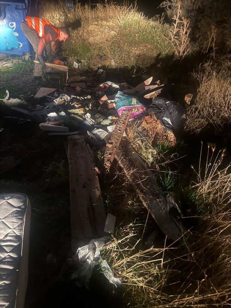 Ακράτα: Στρώματα, έπιπλα ακόμα και καμπινές στους δρόμους ΦΩΤΟ 7 Ακράτα: Στρώματα, έπιπλα ακόμα και καμπινές στους δρόμους ΦΩΤΟ