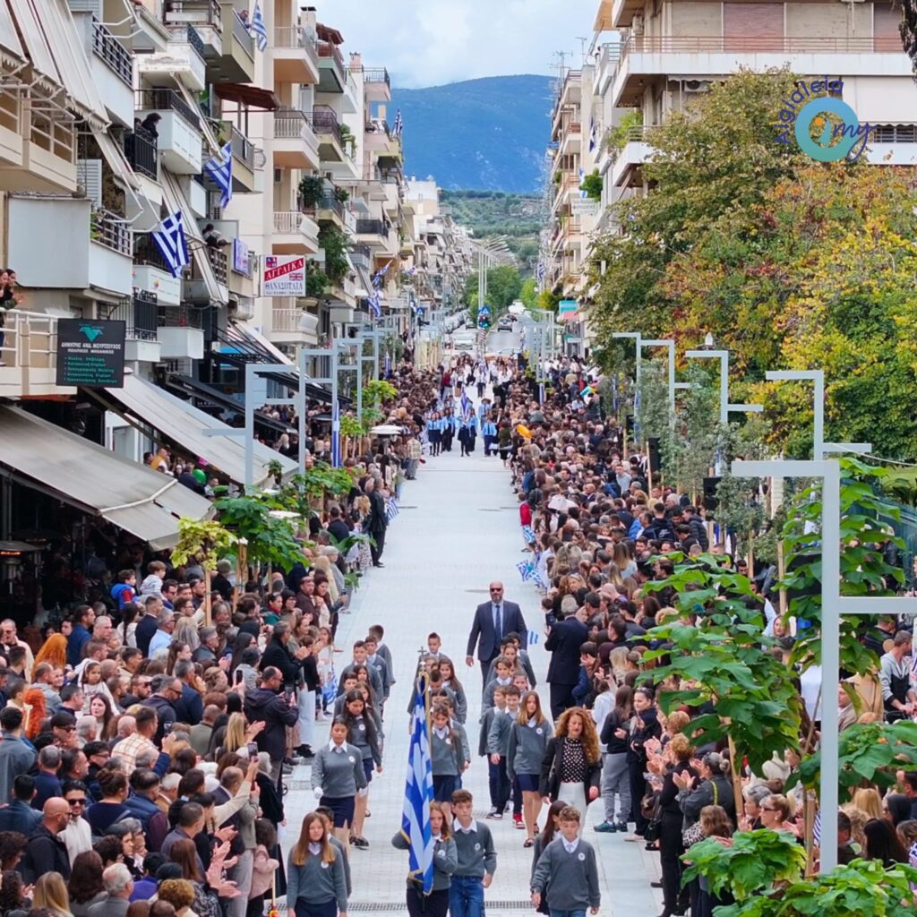 Αίγιο: Συγκινητικές στιγμές στην παρέλαση με μαθήτρια σε αναπηρικό καροτσάκι ΦΩΤΟ 5 Κορίτσι-μαθήτρια σε μπικίνι στην παραλία του Αιγίου