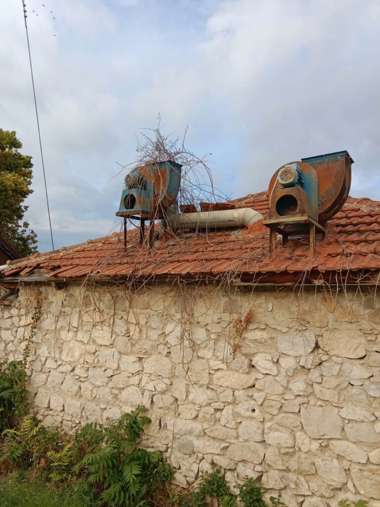 Πάτρα: Σωροί από σκουπίδια και κλαδέματα πίσω από τα Παλαιά Σφαγεία ΦΩΤΟ