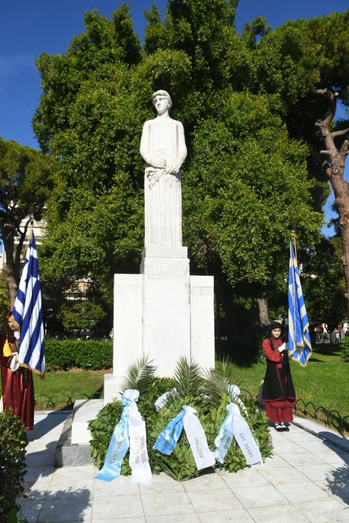 Πάτρα: Κατέθεσε στεφάνι η Αντιδήμαρχος Παιδείας, Κατερίνα Σίμου ΦΩΤΟ