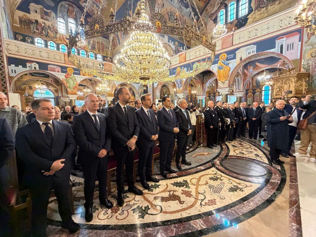 Πάτρα: Κατάθεση στεφάνων στην ανακαινισμένη πλατεία Όλγας ΦΩΤΟ