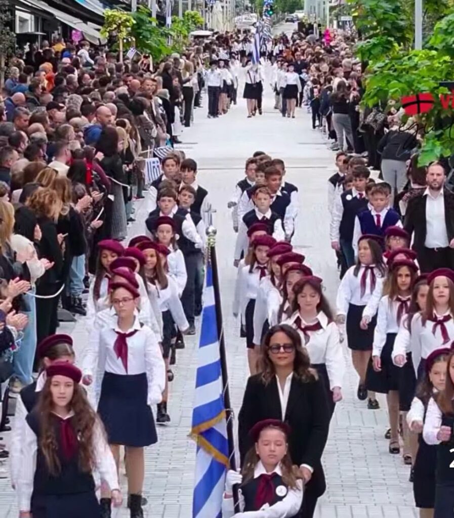 Αίγιο: Πρωτοτυπία στη παρέλαση με μαθητικές «τριάδες» λόγω πλάτους του δρόμου ΦΩΤΟ 7 Αίγιο: Πρωτοτυπία στη παρέλαση με μαθητικές «τριάδες» λόγω πλάτους του δρόμου ΦΩΤΟ