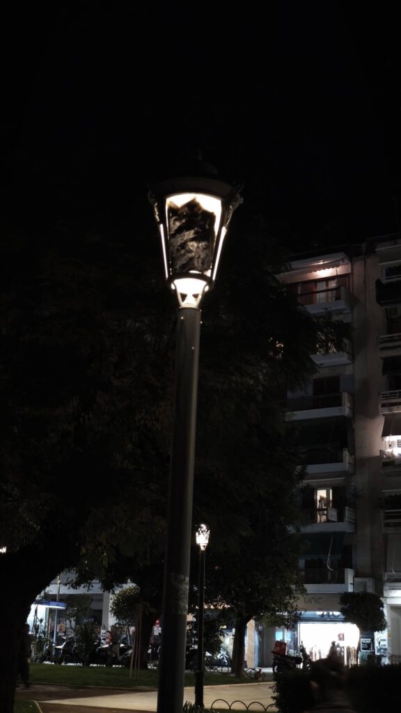 Πάτρα: Βανδαλισμοί στην ανακαινισμένη πλατεία Όλγας - Σπρέι στα φωτιστικά για συσκοτισμό ΦΩΤΟ