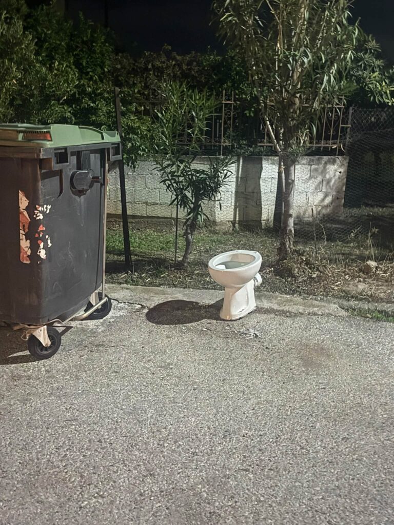 Ακράτα: Στρώματα, έπιπλα ακόμα και καμπινές στους δρόμους ΦΩΤΟ 5 Ακράτα: Στρώματα, έπιπλα ακόμα και καμπινές στους δρόμους ΦΩΤΟ