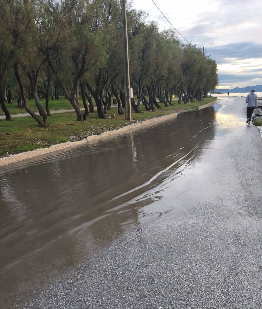 Πάτρα: Πλημύρισε ο δρόμος προς την Πλαζ από ακαθάριστα φρεάτια ΦΩΤΟ