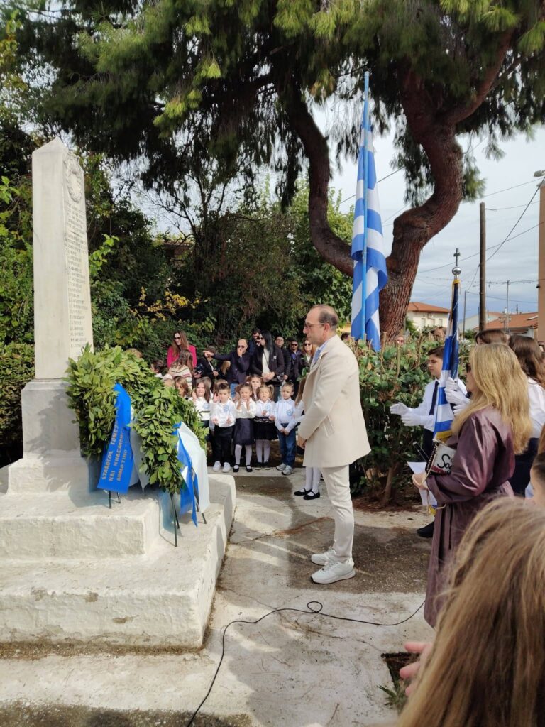 Παρέλαση και κατάθεση στεφάνων από την «Ένωση Τέμενης» ΒΙΝΤΕΟ-ΦΩΤΟ