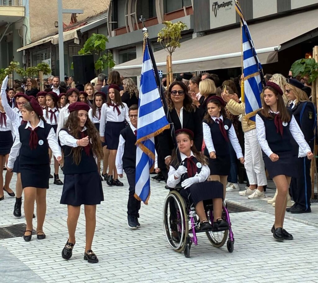 Κορίτσι σε μαγιό στην παραλία του Αιγίου
