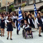Αίγιο: Συγκινητικές στιγμές στην παρέλαση με μαθήτρια σε αναπηρικό καροτσάκι  ΦΩΤΟ