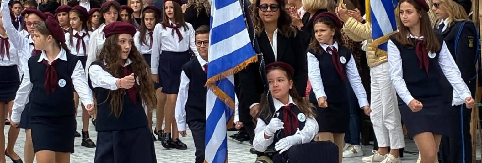 Κορίτσι σε μαγιό στην παραλία του Αιγίου