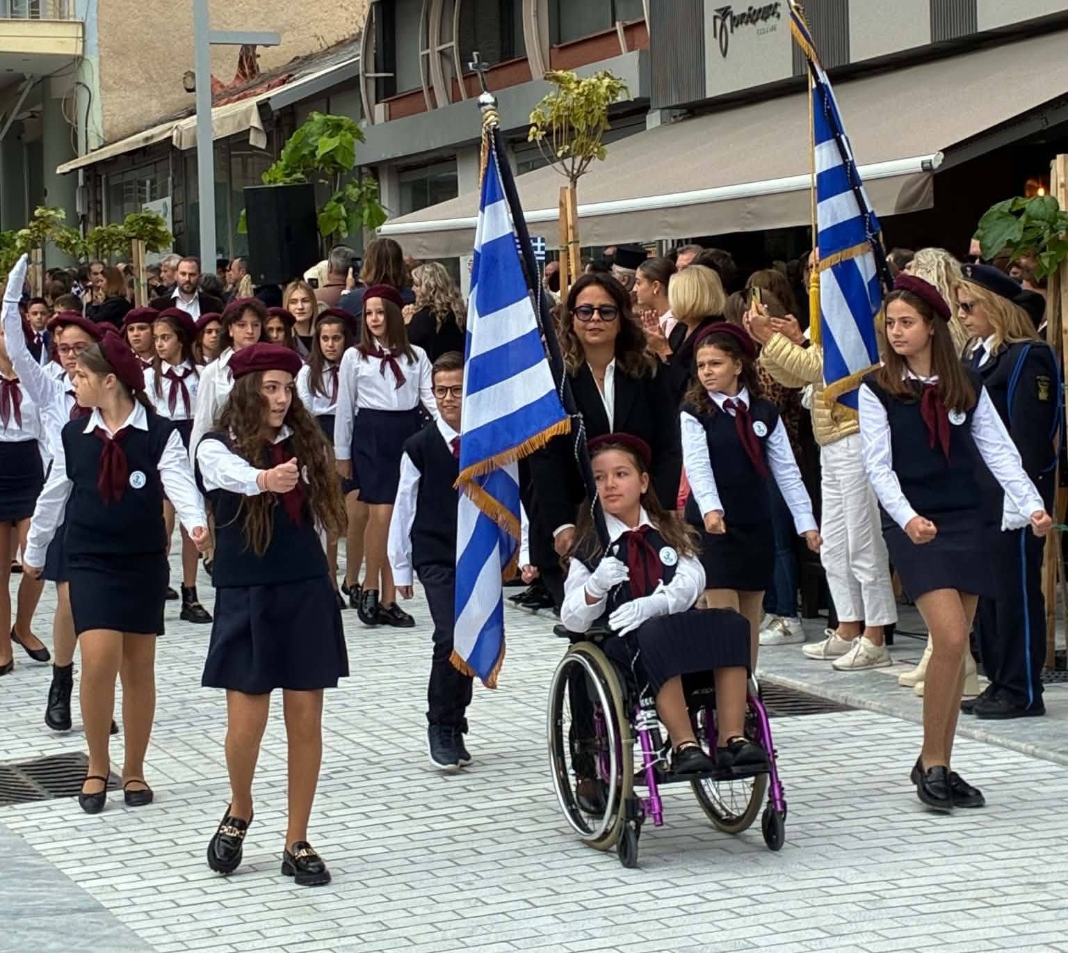 Αίγιο: Συγκινητικές στιγμές στην παρέλαση με μαθήτρια σε αναπηρικό καροτσάκι ΦΩΤΟ
