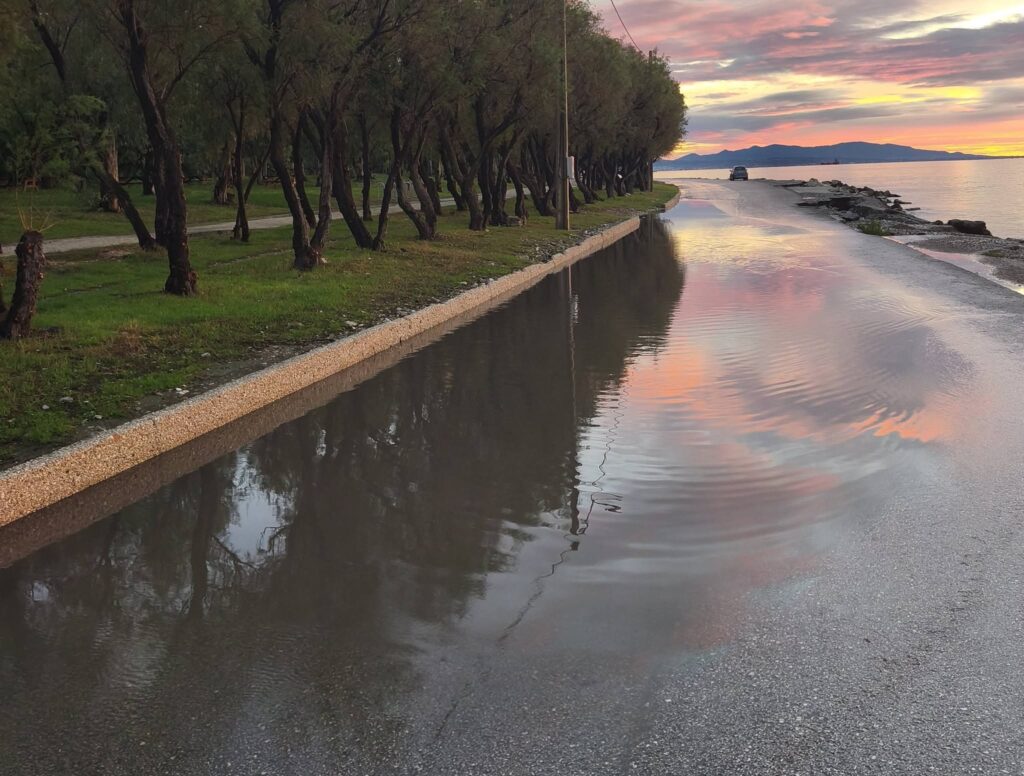 Πάτρα: Πλημύρισε ο δρόμος προς την Πλαζ από ακαθάριστα φρεάτια ΦΩΤΟ 5 Πάτρα: Πλημύρισε ο δρόμος προς την Πλαζ από ακαθάριστα φρεάτια ΦΩΤΟ