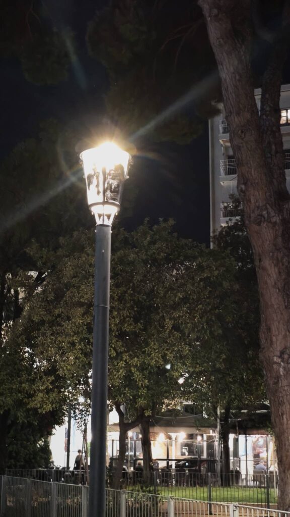 Πάτρα: Βανδαλισμοί στην ανακαινισμένη πλατεία Όλγας - Σπρέι στα φωτιστικά για συσκοτισμό ΦΩΤΟ