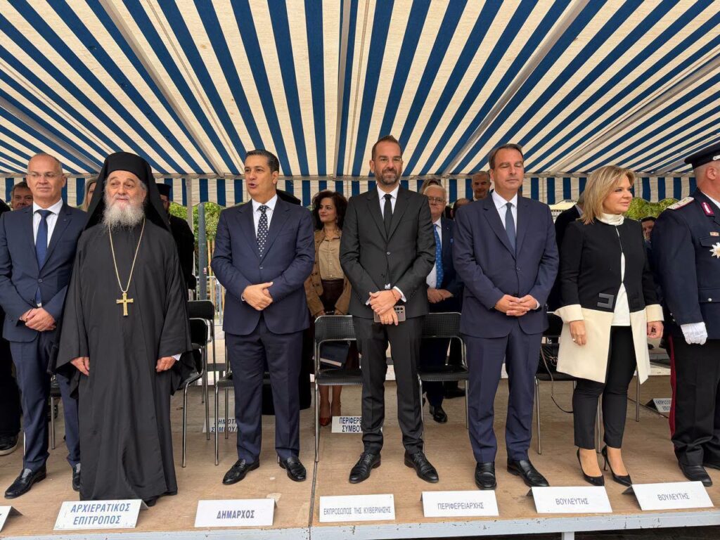 Πάτρα: Κατάθεση στεφάνων στην ανακαινισμένη πλατεία Όλγας ΦΩΤΟ