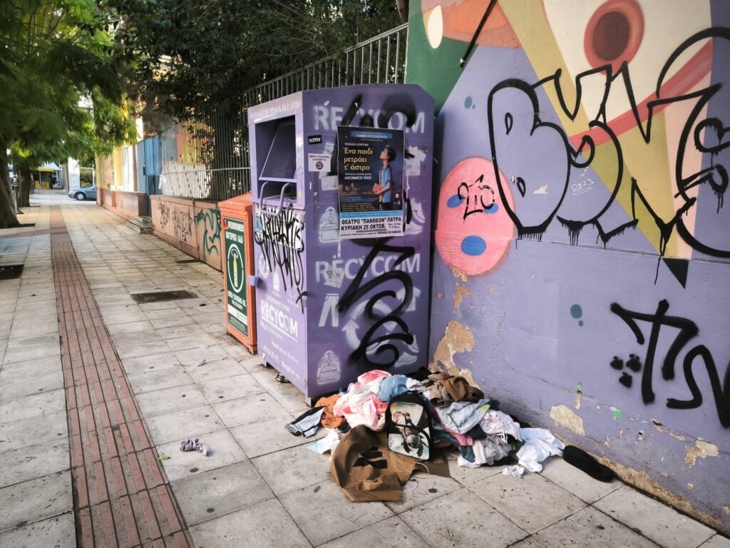 Ειδικοί κάδοι ανάκυκλωσης ρούχων στη Πάτρα, παραβιάζονται