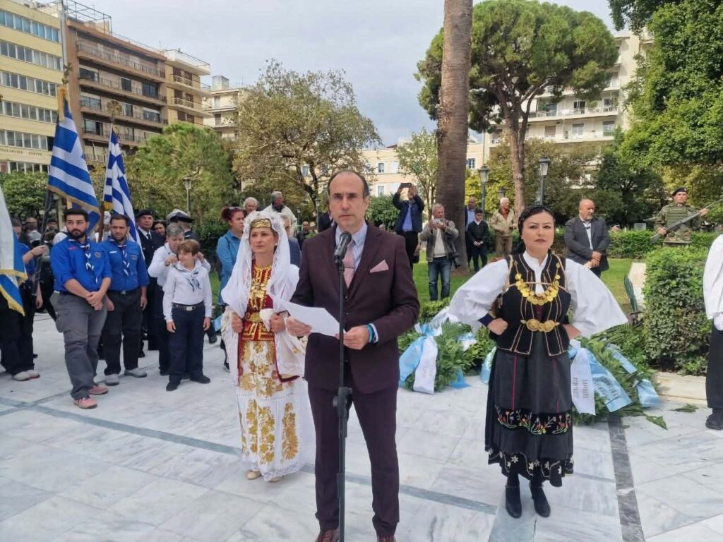Πάτρα: Κατάθεση στεφάνων στην ανακαινισμένη πλατεία Όλγας ΦΩΤΟ