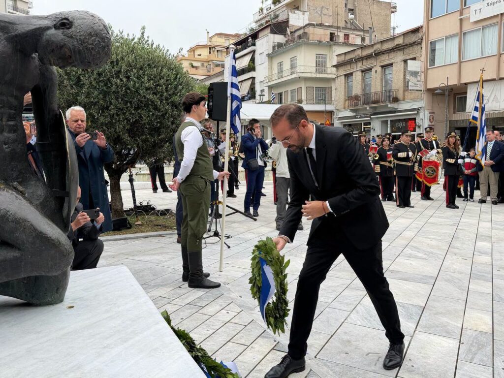Πάτρα: Κατάθεση στεφάνων στην ανακαινισμένη πλατεία Όλγας ΦΩΤΟ 7 Πάτρα: Κατάθεση στεφάνων στην ανακαινισμένη πλατεία Όλγας ΦΩΤΟ