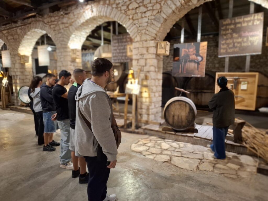 Σπουδαστές «Τεχνολογίας και Ελέγχου Τροφίμων και Ποτών» στην ιστορική Οινοποιία Achaia Clauss ΦΩΤΟ