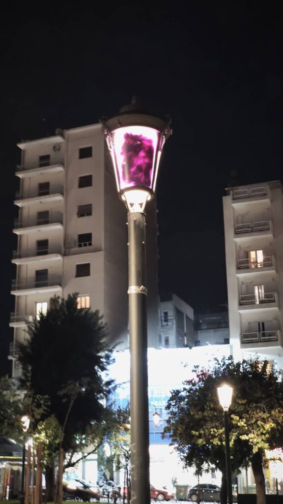 Πάτρα: Βανδαλισμοί στην ανακαινισμένη πλατεία Όλγας - Σπρέι στα φωτιστικά για συσκοτισμό ΦΩΤΟ