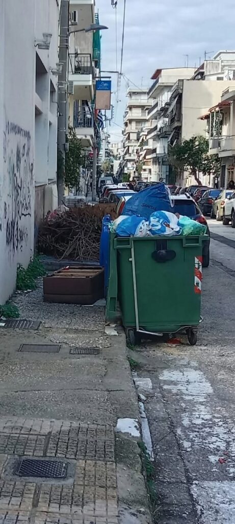 Πάτρα: Μαύρο χάλι πίσω από τον ΟΤΕ με ξεχειλισμένους κάδους ΦΩΤΟ