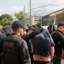 Λογότυπο Pizza Fan με χρωματικό σχέδιο και όνομα