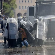 Επεισόδια στην Αλβανία – Τραυματίες από την αστυνομική επέμβαση 1 Επεισόδια στην Αλβανία – Τραυματίες από την αστυνομική επέμβαση