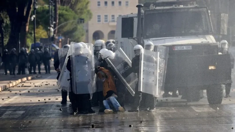 Επεισόδια στην Αλβανία – Τραυματίες από την αστυνομική επέμβαση 4 Επεισόδια στην Αλβανία – Τραυματίες από την αστυνομική επέμβαση