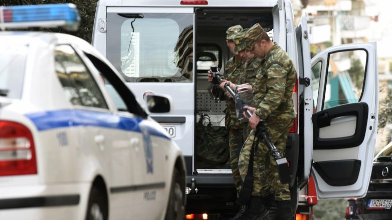 Αθήνα: Χειροβομβίδα έξω από καφέ στο κέντρο ΒΙΝΤΕΟ-ΦΩΤΟ