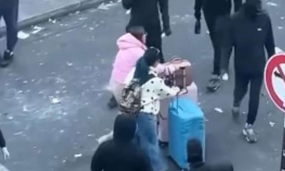 Παρίσι: Τουρίστριες εν μέσω δακρυγόνων ψάχνουν το ξενοδοχείο τους με τις βαλίτσες στα χέρια