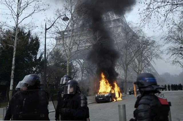 Νέες διαδηλώσεις στη Γαλλία – Η απόφαση για την παρουσία στρατιωτικών δυνάμεων