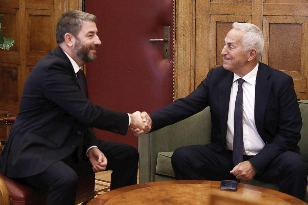 Στο ΠΑΣΟΚ ο Ευάγγελος Αποστολάκης – Συνάντηση με τον Νίκο Ανδρουλάκη