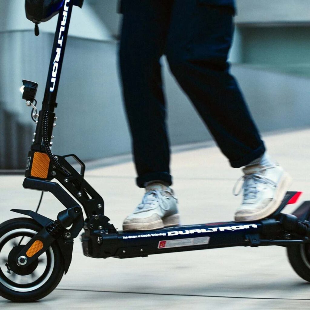 Διπλό ηλεκτρικό πατίνι Dualtron σε σκηνή ατυχήματος στη Θεσσαλονίκη